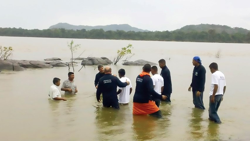 Virgilio and Alexander baptizing those they’ve evangelized.